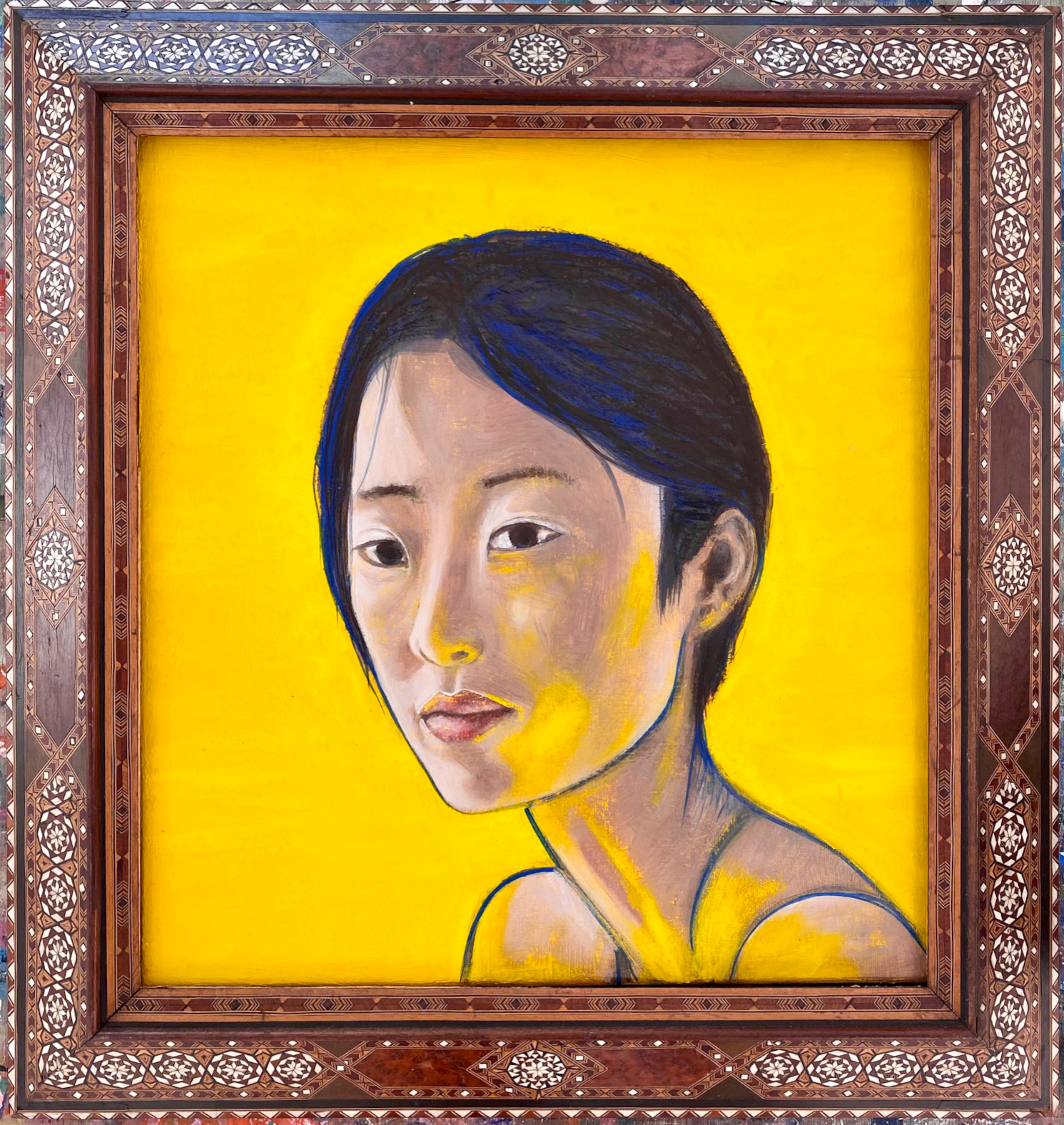Portrait einer jungen Frau aus China mit gelbem Hintergrung in einem alten Rahmen