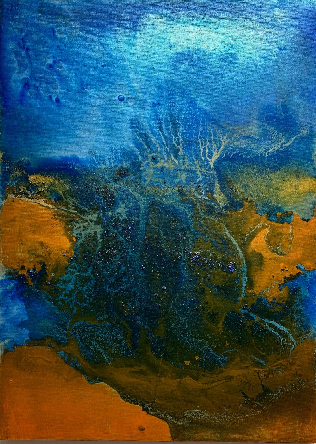 Gemälde mit Luftbild mit Darstellung eines Küstenstreifens in Ocker und Blau.