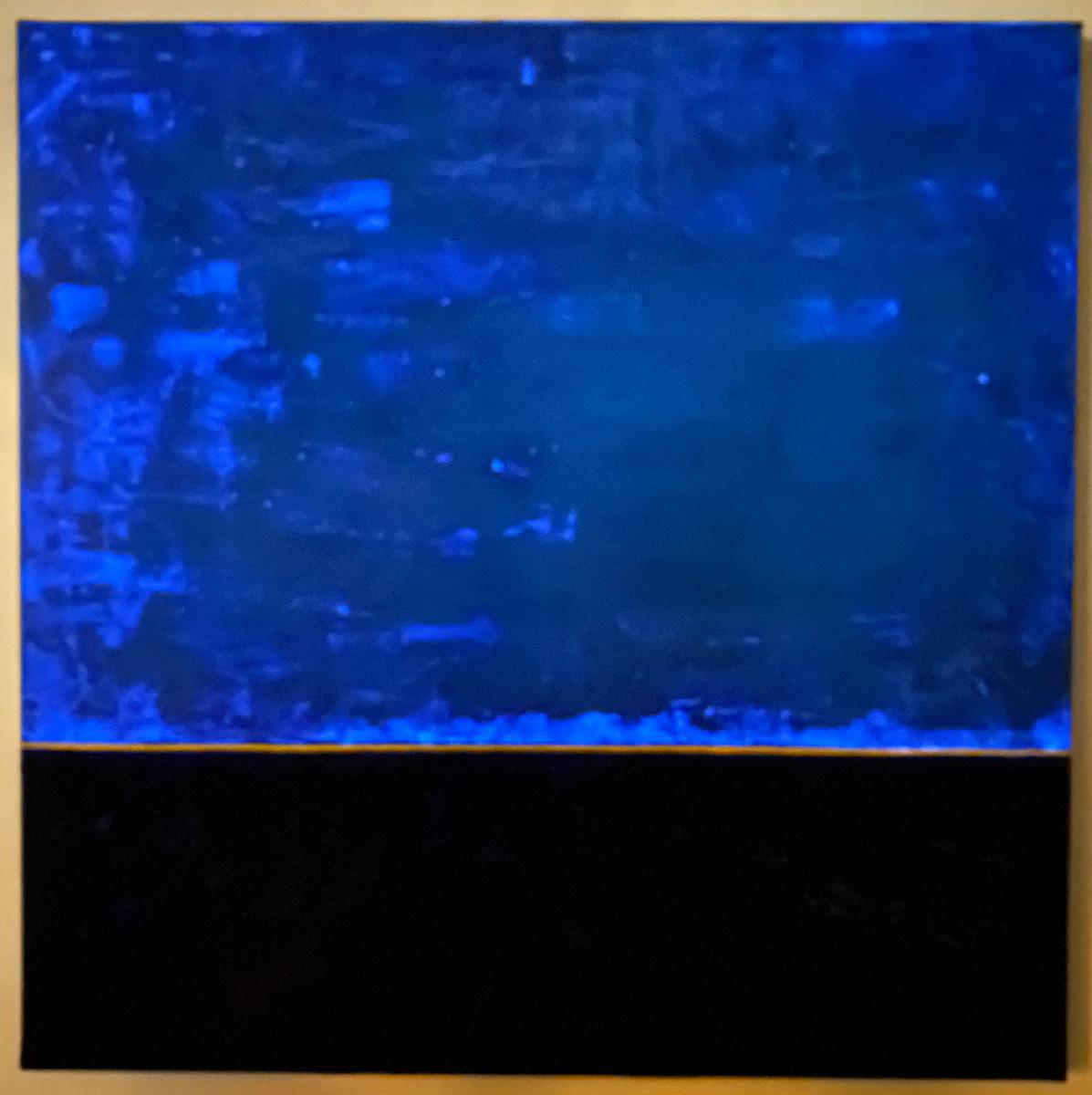Gemälde mit abstrakter Malerei mit Nachtleuchtfarben - ähnlich einer Landschaft mit Meer vor einem Sonnenaufgang ausgestellt auf der Discovery art fair 2024